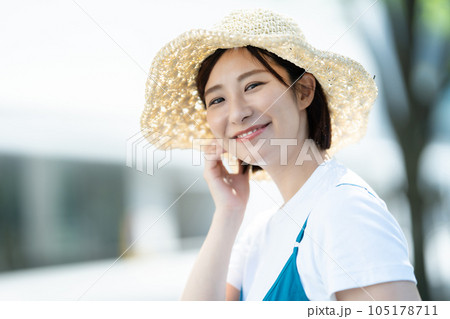 町で買い物をする女性 ショッピングを楽しむ女性 町で買い物をする女性 ショッピングを楽しむ女性 105178711