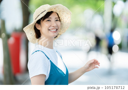 町で買い物をする女性 ショッピングを楽しむ女性 町で買い物をする女性 ショッピングを楽しむ女性 105178712
