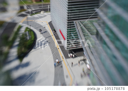 俯瞰したオフィスビル前の風景 俯瞰したオフィスビル前の風景 105178878