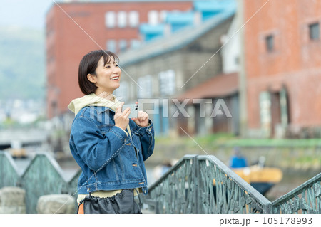 旅行をする女性 北海道観光 小樽 旅行 旅行をする女性 北海道観光 小樽 旅行 105178993