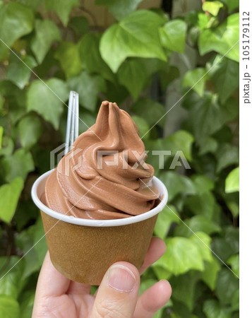 カップの濃厚チョコレートソフトクリーム 105179112