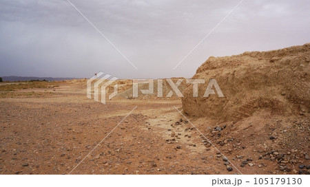 砂漠の中で井戸が地下で繋がっている地下水道溝跡（カナート）【モロッコ】 105179130