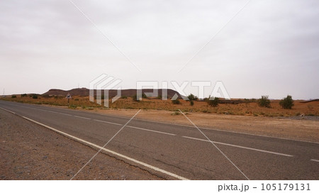 砂漠の中にあるカナート周辺の景色【モロッコ】 105179131