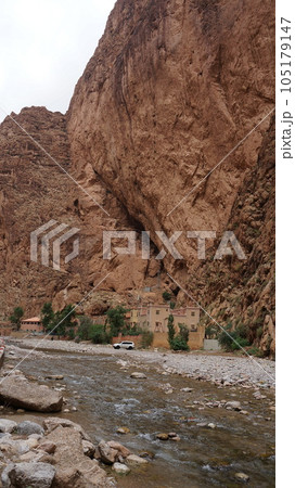 トドラ渓谷の切り立った岩壁【モロッコ】 トドラ渓谷の切り立った岩壁【モロッコ】 105179147