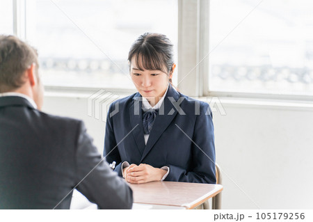 成績低下に困る先生と生徒(進路相談・落第・悩む) 成績低下に困る先生と生徒(進路相談・落第・悩む) 105179256