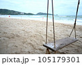 砂浜にあるブランコ 105179301