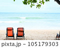 ビーチに置かれたベンチ 105179303