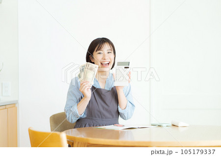 現金を持つ笑顔の女性の写真 現金を持つ笑顔の女性の写真 105179337