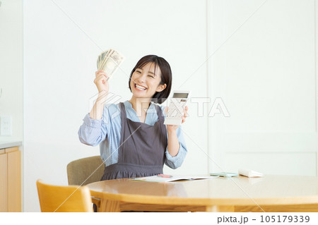 現金を持つ笑顔の女性の写真 現金を持つ笑顔の女性の写真 105179339