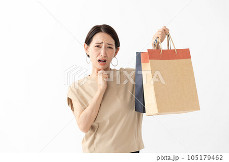買い物のしすぎで悩む女性 105179462