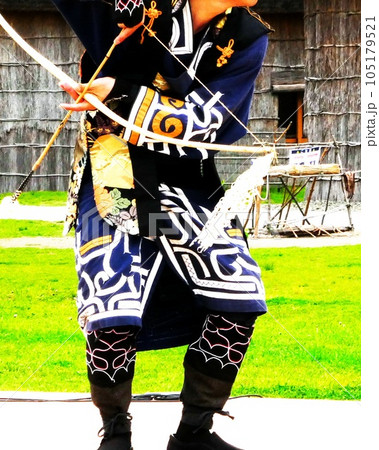 アイヌの伝統衣装 105179521