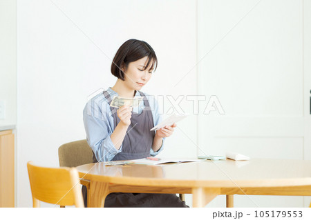 家計簿をつける女性 105179553