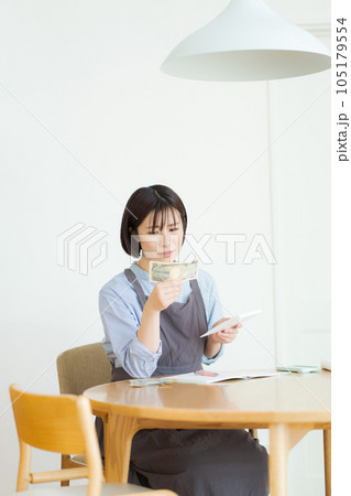 家計簿をつける女性 家計簿をつける女性 105179554