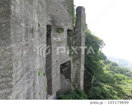 千葉県の鋸山にある石切り場跡（ラピュタの壁） 105179699