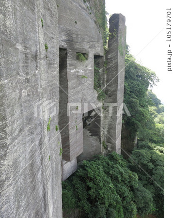 千葉県の鋸山にある石切り場跡(ラピュタの壁) 千葉県の鋸山にある石切り場跡(ラピュタの壁) 105179701