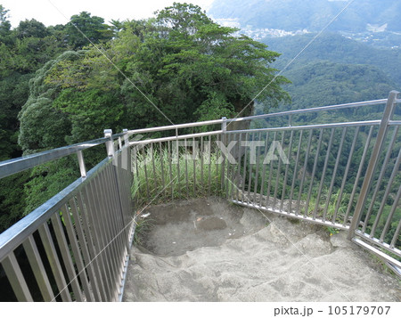 千葉県の鋸山日本寺にある地獄のぞき(先端部分) 千葉県の鋸山日本寺にある地獄のぞき(先端部分) 105179707