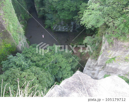鋸山日本寺の地獄のぞき先端から見た崖の下(百尺観音側) 鋸山日本寺の地獄のぞき先端から見た崖の下(百尺観音側) 105179712