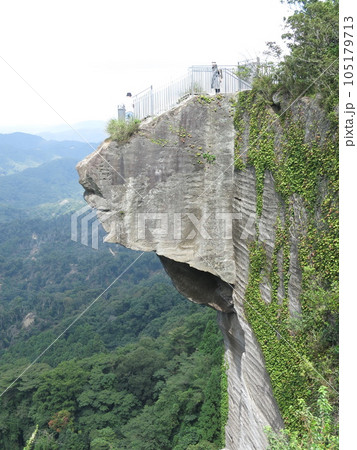 千葉県の鋸山日本寺にある地獄のぞき(瑠璃光展望台から撮影) 千葉県の鋸山日本寺にある地獄のぞき(瑠璃光展望台から撮影) 105179713