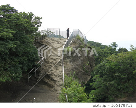 千葉県の鋸山日本寺にある地獄のぞき（山頂展望台から撮影） 105179715