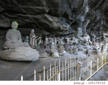 千葉県の鋸山日本寺にある千五百羅漢(維摩窟付近) 千葉県の鋸山日本寺にある千五百羅漢(維摩窟付近) 105179720