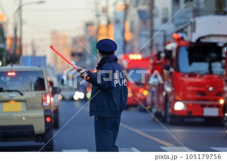 交通整理をする警察官 交通整理をする警察官 105179756