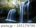 涼しげな滝 105179786