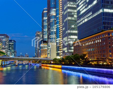 夕暮れの大阪中之島 田蓑橋から見る高層ビル群と堂島川 105179806