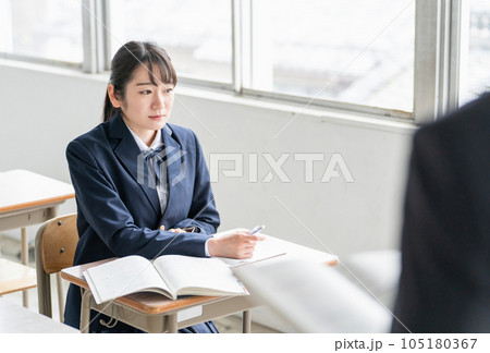 学校の授業中に考え事をする上の空の女子高生 105180367