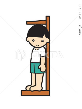 身長測定をする男の子 105180728