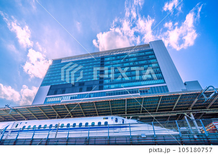 日本の横浜都市景観 7月。猛烈な暑さ…。新横浜駅や新幹線などを望む 105180757