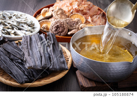 和食の出汁をとる 和食の出汁をとる 105180874