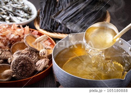 和食の出汁をとる 105180888