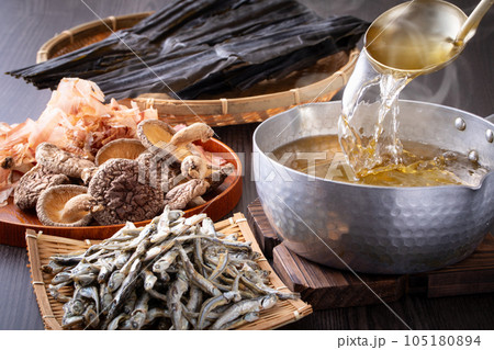 和食の出汁をとる 和食の出汁をとる 105180894