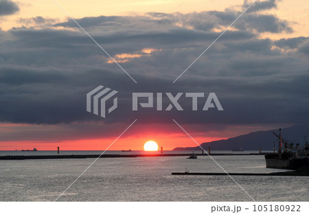 男鹿半島・ゴジラ岩沖の日本海に沈みゆく夕陽 105180922