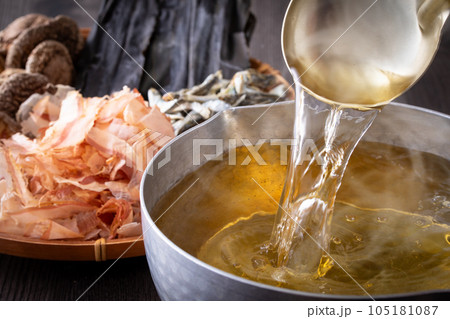 和食の出汁をとる 和食の出汁をとる 105181087