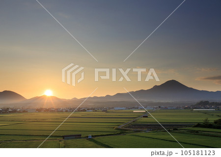 田園風景の広がる鳥取県の伯耆大山と日の出 田園風景の広がる鳥取県の伯耆大山と日の出 105181123