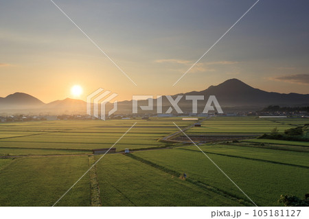 田園風景の広がる鳥取県の伯耆大山と日の出 田園風景の広がる鳥取県の伯耆大山と日の出 105181127