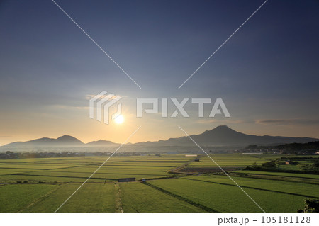 田園風景の広がる鳥取県の伯耆大山と日の出 105181128