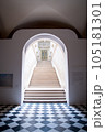 ヴェルサイユ宮殿のアーチと階段と白黒のモザイクタイル 105181301