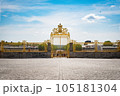 ヴェルサイユ宮殿の広場と正門 105181304