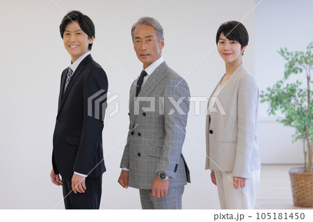 オフィスに立つコンサルタントチーム3人_2 105181450