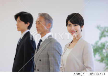 未来を見つめるコンサルタントチーム_女性がカメラ目線1 105181454