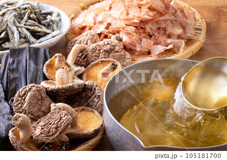 和食の出汁をとる 和食の出汁をとる 105181700