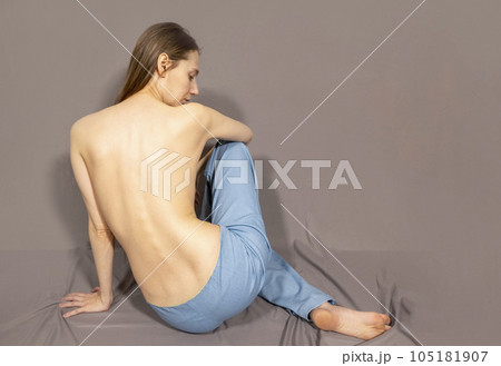 The beautiful woman's body on gray background The beautiful woman's body on gray background 105181907