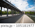 フランスパリのセーヌ川にかかるビルアケム橋 105181977