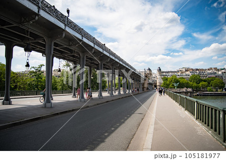 フランスパリのセーヌ川にかかるビルアケム橋 105181977