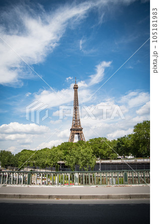 フランスパリのセーヌ川にかかるビルアケム橋から見えるエッフェル塔 フランスパリのセーヌ川にかかるビルアケム橋から見えるエッフェル塔 105181983