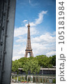 フランスパリのセーヌ川にかかるビルアケム橋から見えるエッフェル塔 105181984