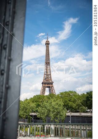 フランスパリのセーヌ川にかかるビルアケム橋から見えるエッフェル塔 105181984