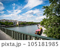 フランスパリのビルアケム橋から見るセーヌ川 105181985
